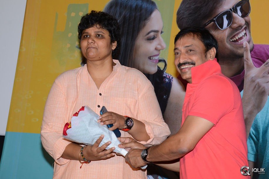 Pelli-Chupulu-Movie-Abhinandhana-Sabha